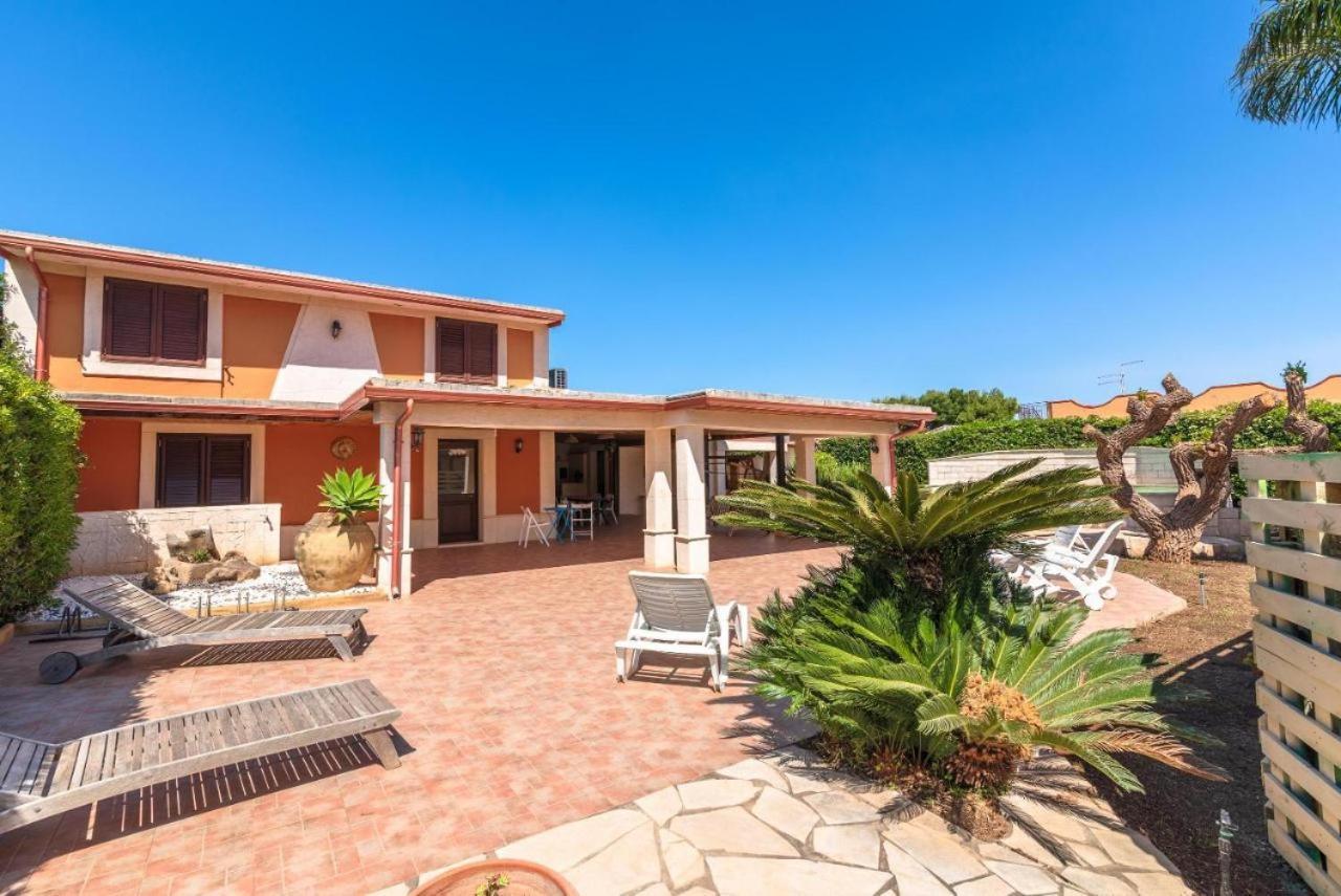 Villa Con Piscina Al Mare Онина Екстериор снимка