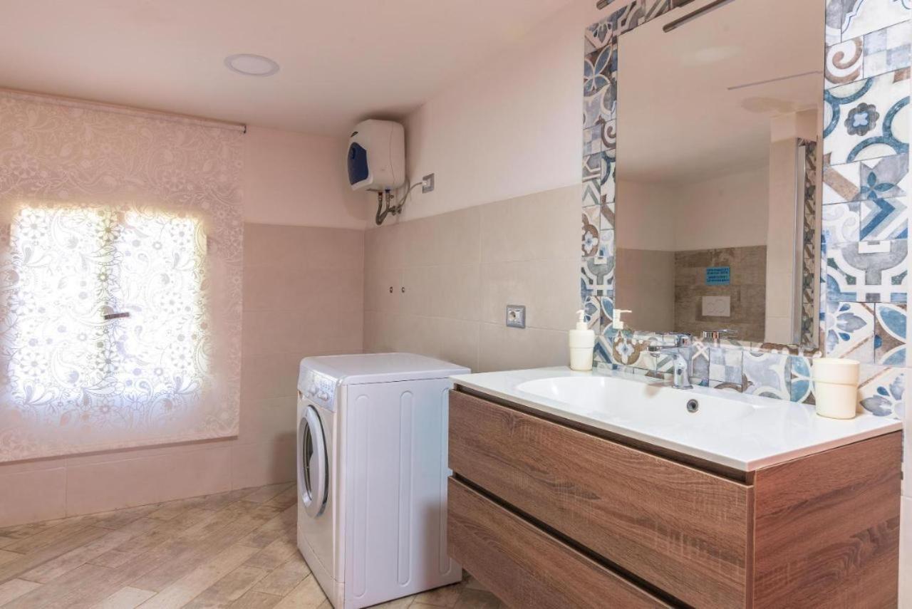 Villa Con Piscina Al Mare Онина Екстериор снимка