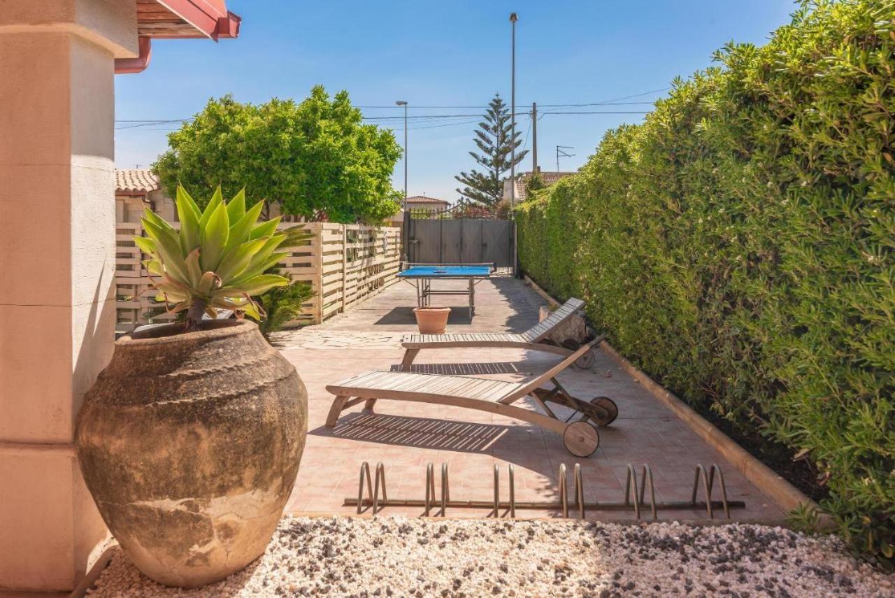 Villa Con Piscina Al Mare Онина Екстериор снимка