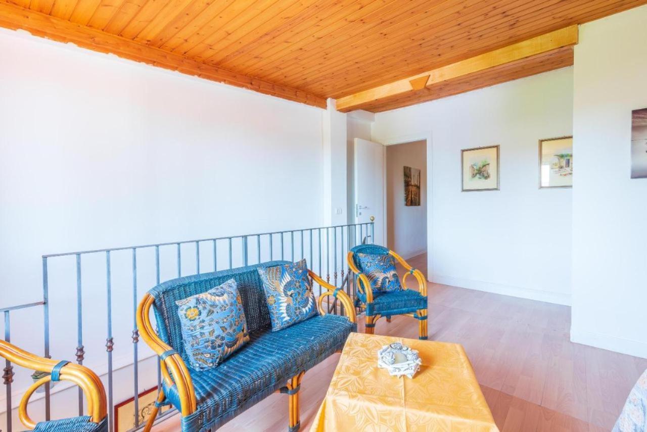 Villa Con Piscina Al Mare Онина Екстериор снимка