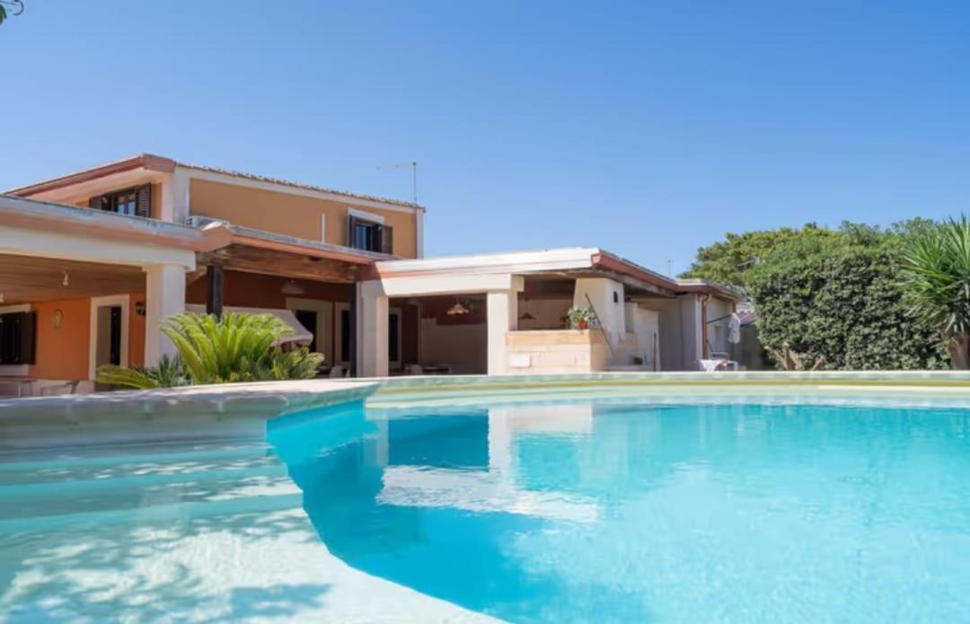 Villa Con Piscina Al Mare Онина Екстериор снимка