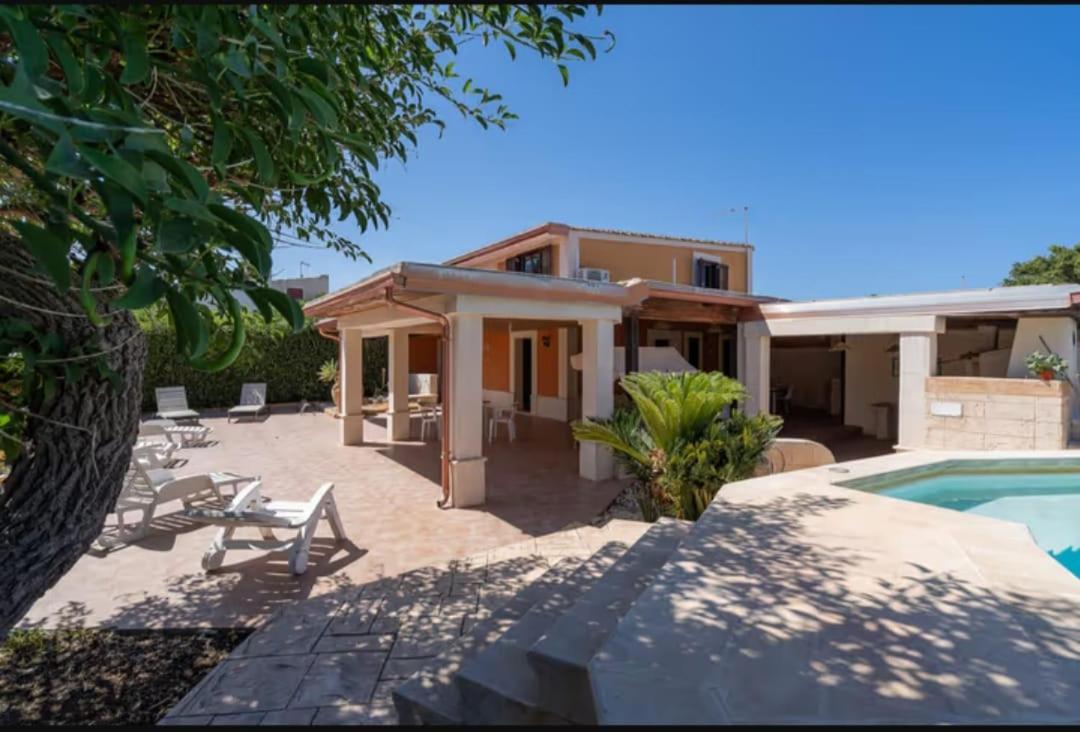 Villa Con Piscina Al Mare Онина Екстериор снимка