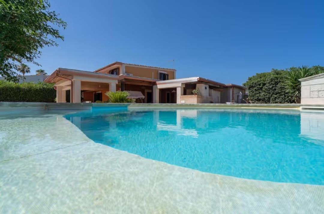 Villa Con Piscina Al Mare Онина Екстериор снимка