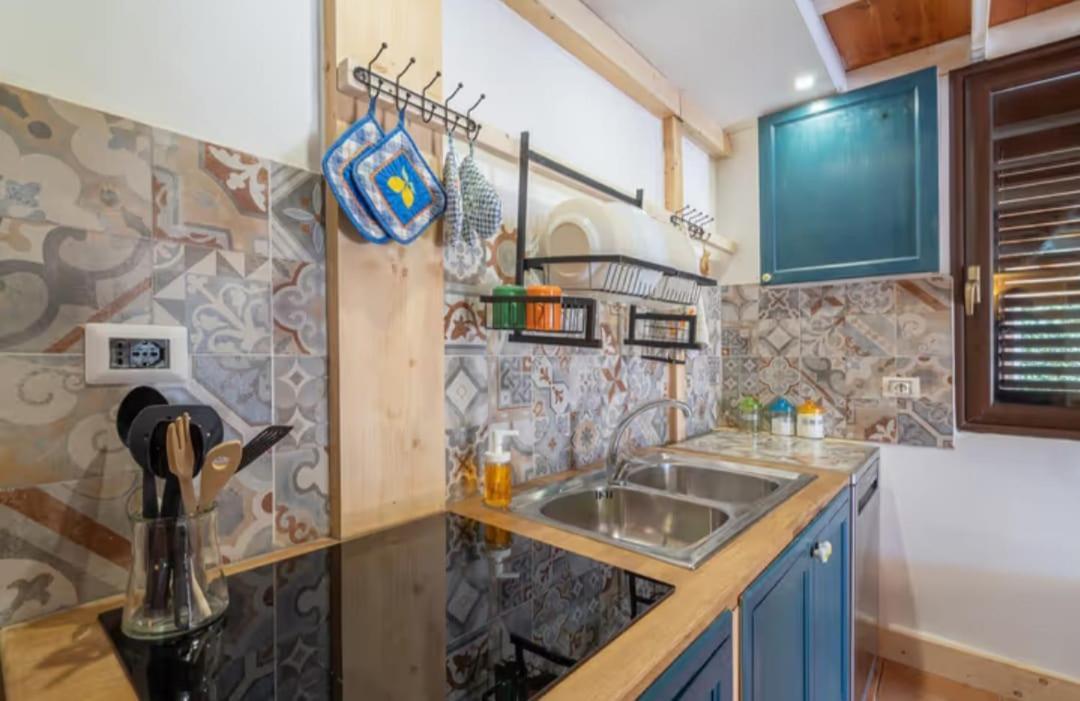 Villa Con Piscina Al Mare Онина Екстериор снимка