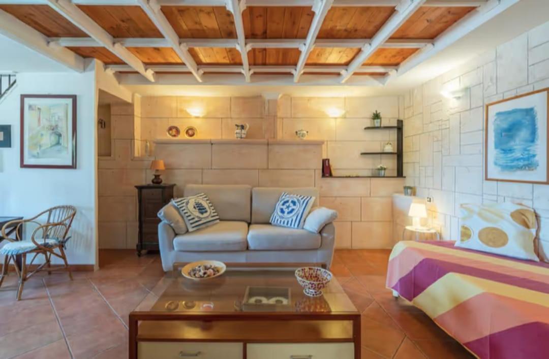 Villa Con Piscina Al Mare Онина Екстериор снимка