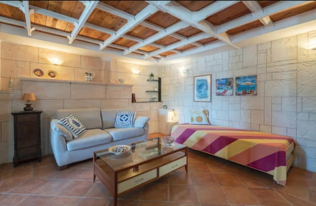 Villa Con Piscina Al Mare Онина Екстериор снимка
